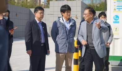日本驻上海总领事馆副总领事福田高干一行参观国新光伏微网制氢加氢一体站